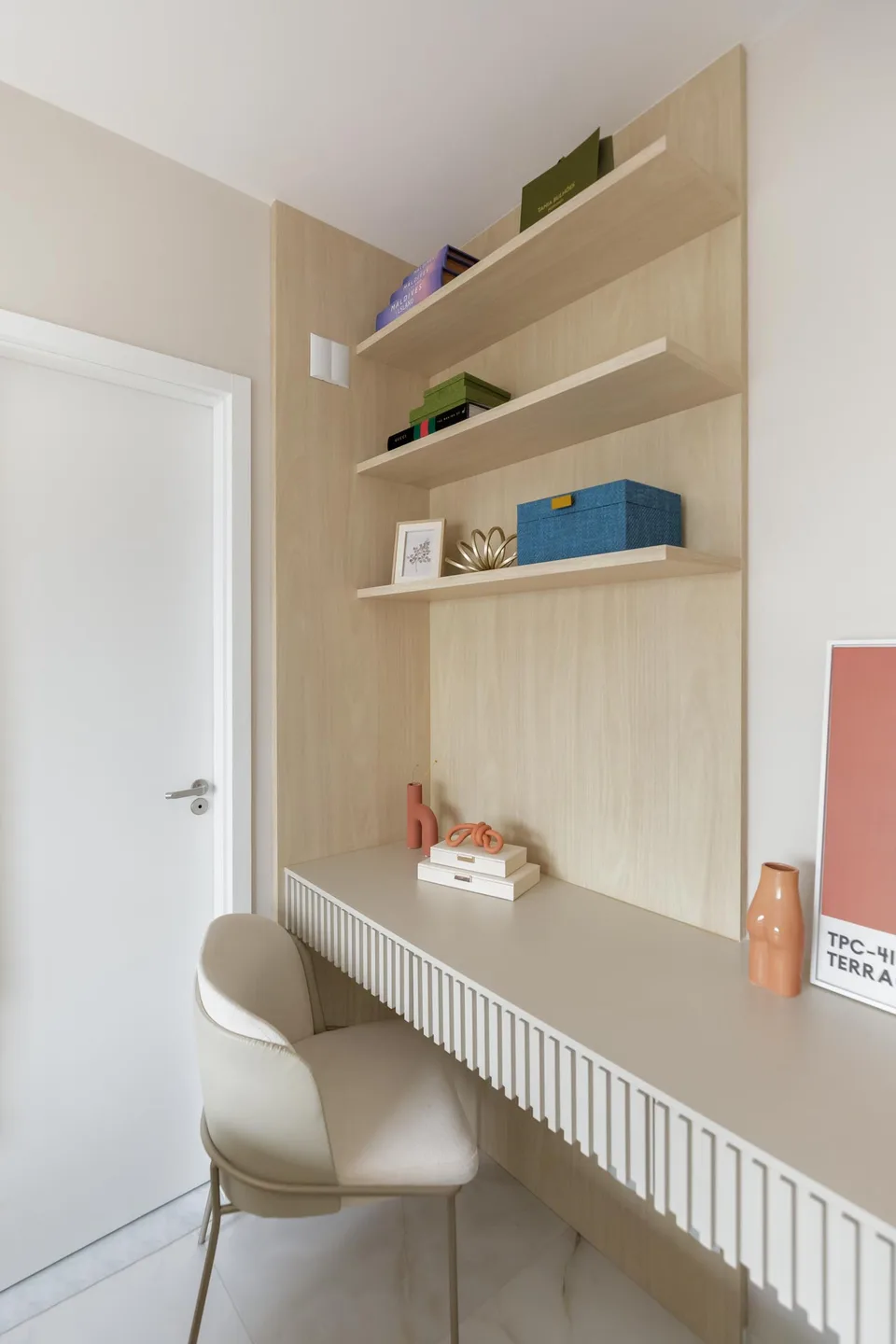 Home office — Home office com bancada suspensa