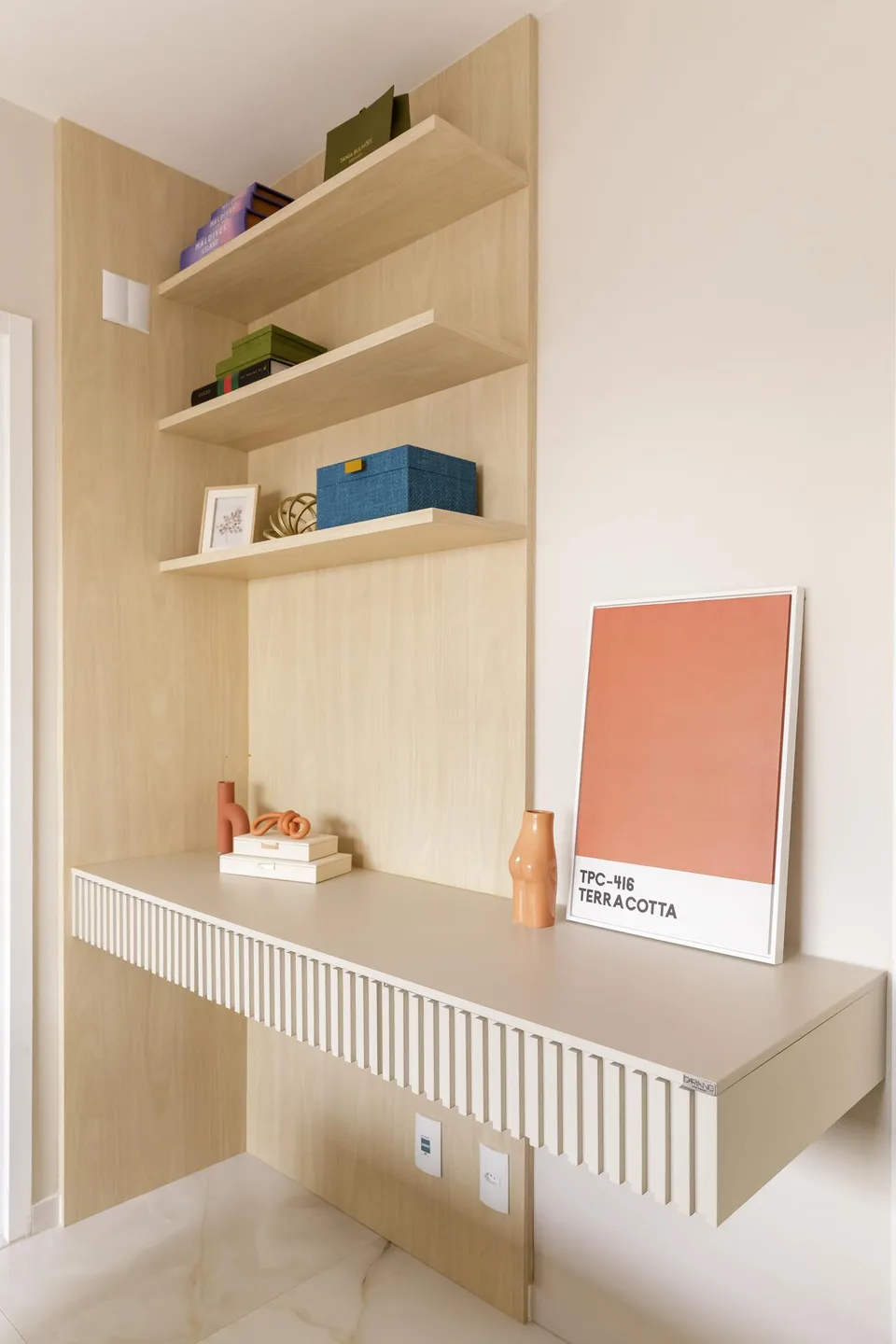 Home office — Home office com bancada suspensa