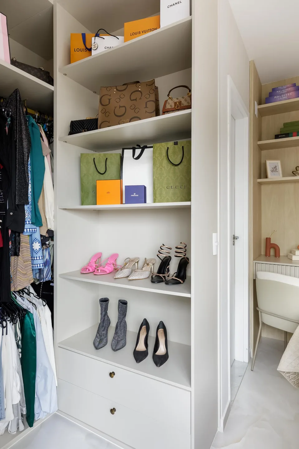 Closet — Closet com nichos iluminados