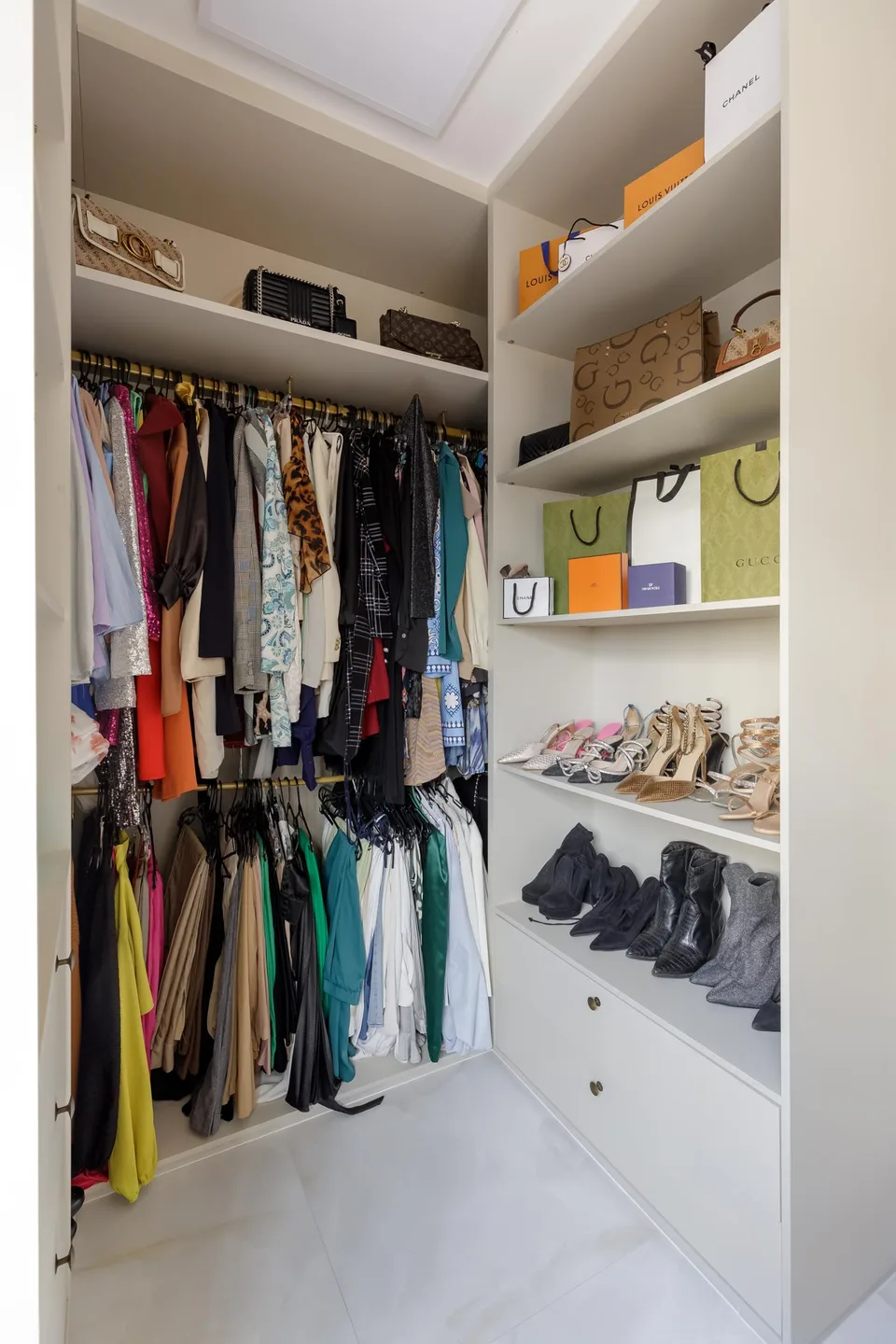Closet — Closet com nichos iluminados