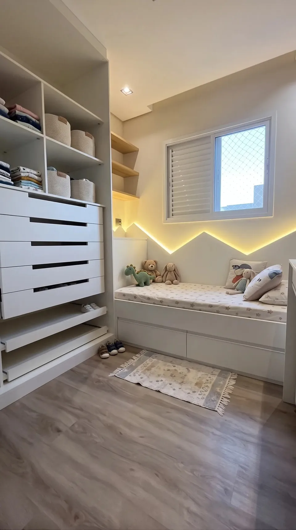 Quarto infantil com guarda-roupa de nichos e gavetas e LED em zigue-zague na parede
