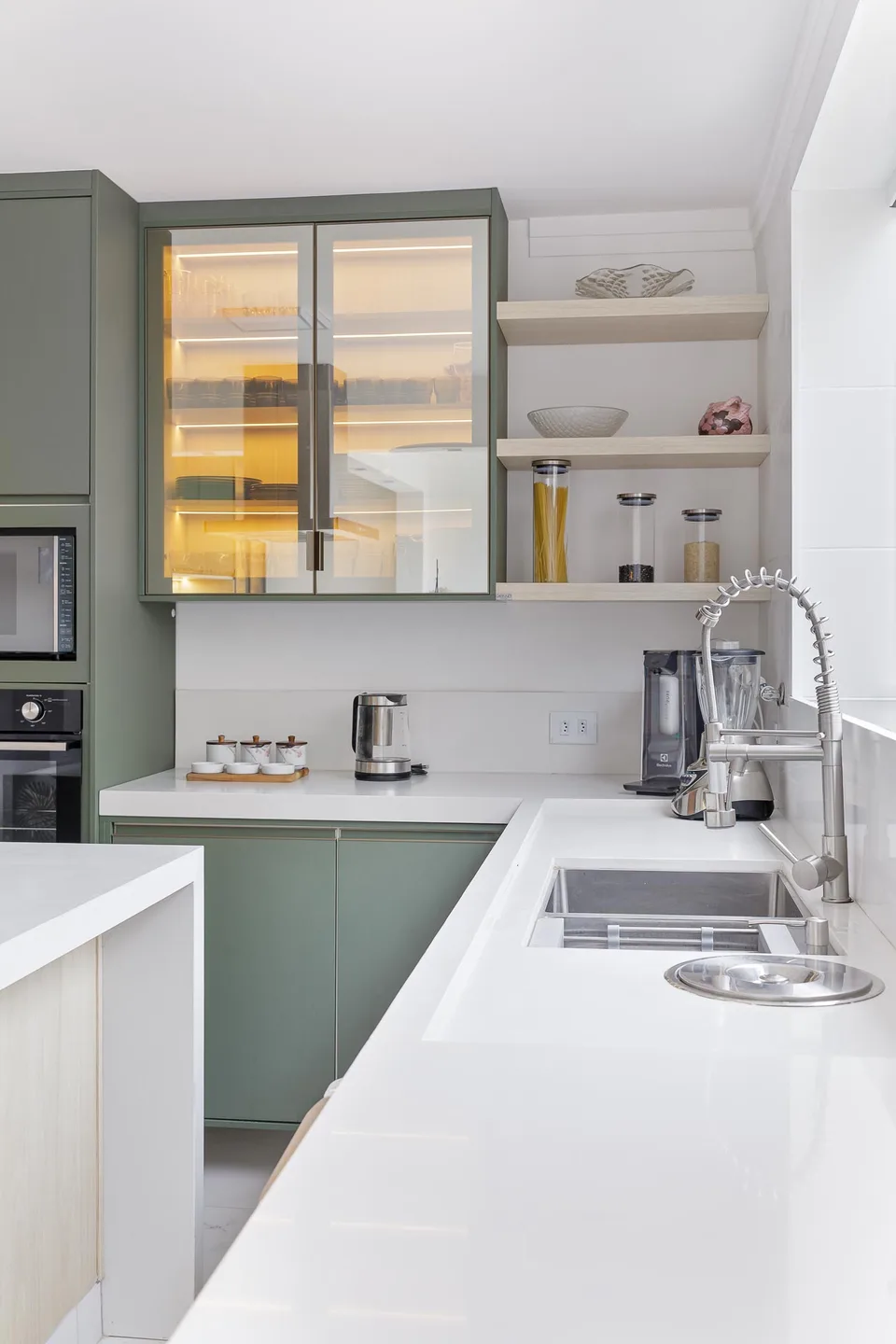 Cozinha — Cozinha com ilha e iluminação embutida