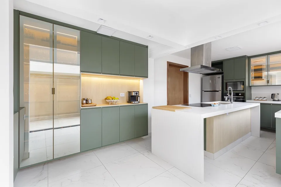 Cozinha — Cozinha com ilha e iluminação embutida