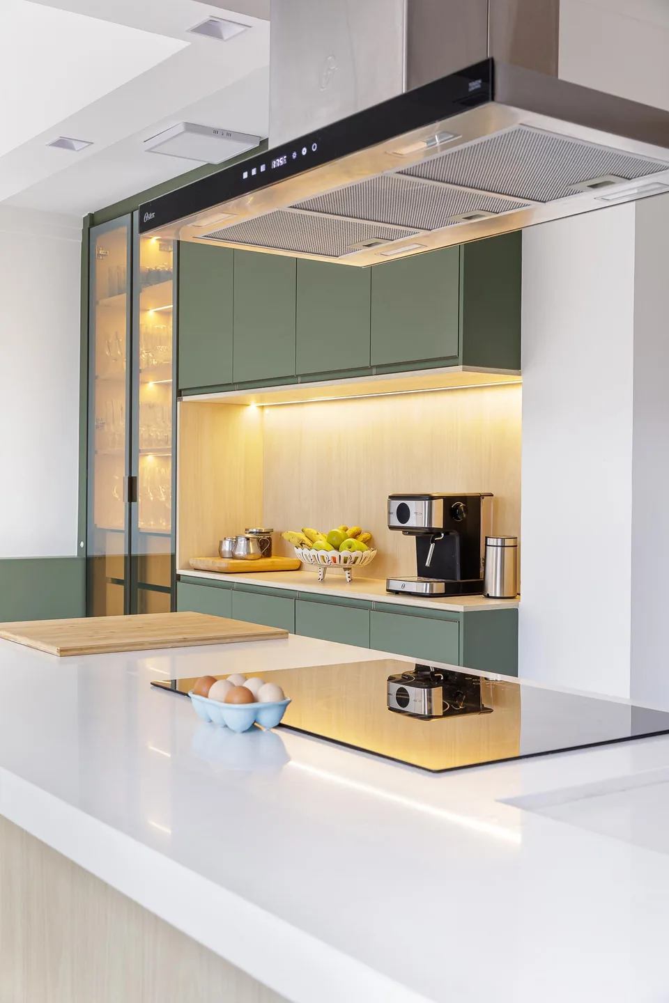 Cozinha — Cozinha com ilha e iluminação embutida